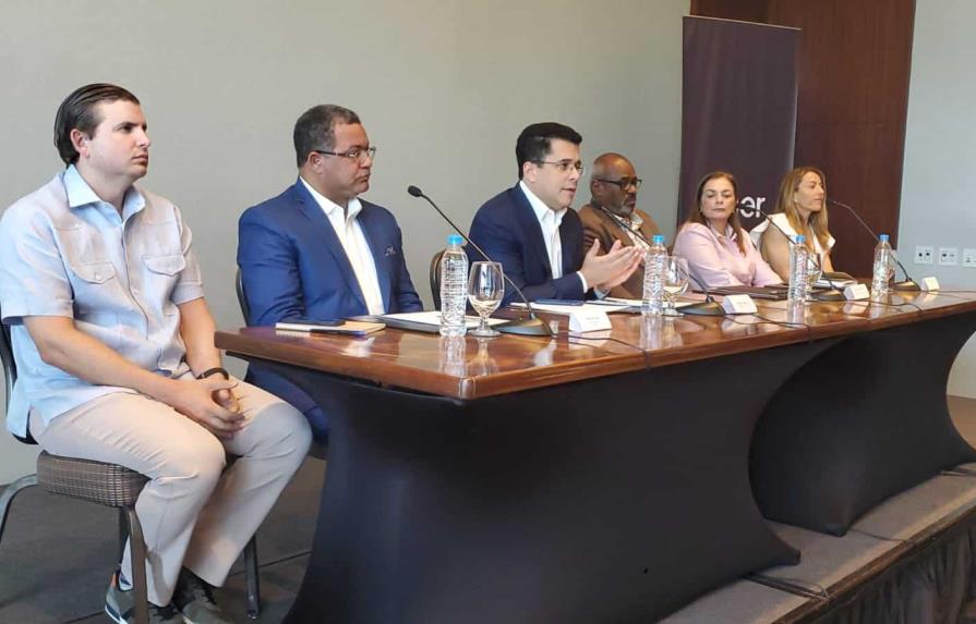 Uber y taxistas acuerdan poner fin a conflictos por pasajeros en polos tur&iacute;sticos