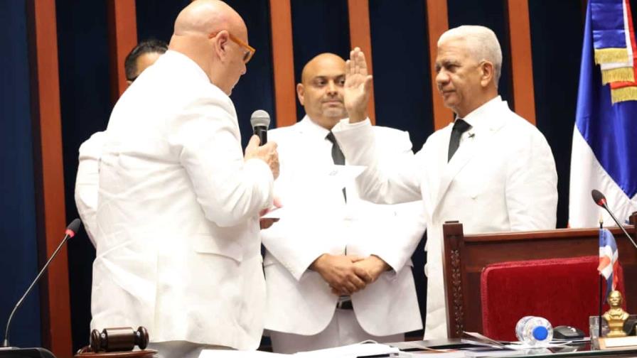 Juramentan a Ricardo de los Santos como presidente del Senado